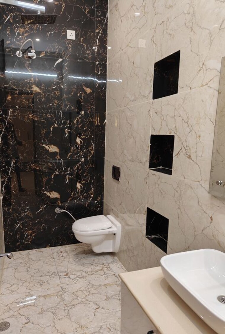 Attached Bathroom, ambala highway 5 Bedroom 250 Sq.Yd. Independent House In Ambala Highway Zirakpur 10652577