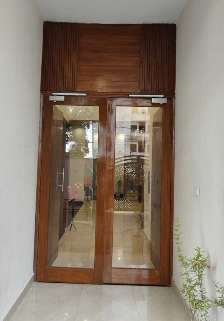 Room, ambala highway 5 Bedroom 250 Sq.Yd. Independent House In Ambala Highway Zirakpur 10652577