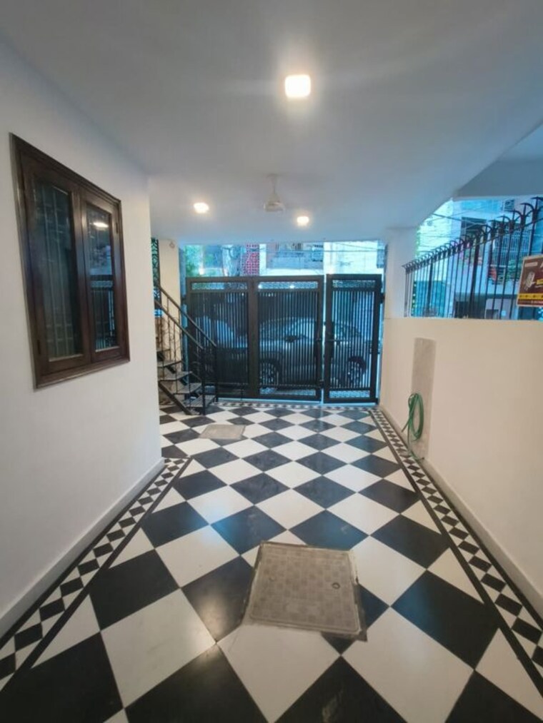  Parking, sant nagar 1 Bedroom 650 Sq.Ft. Builder Floor In Sant Nagar Delhi 10652658