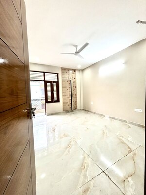 Room in 2 BHK Builder Floor at Palam Vihar – for Rent