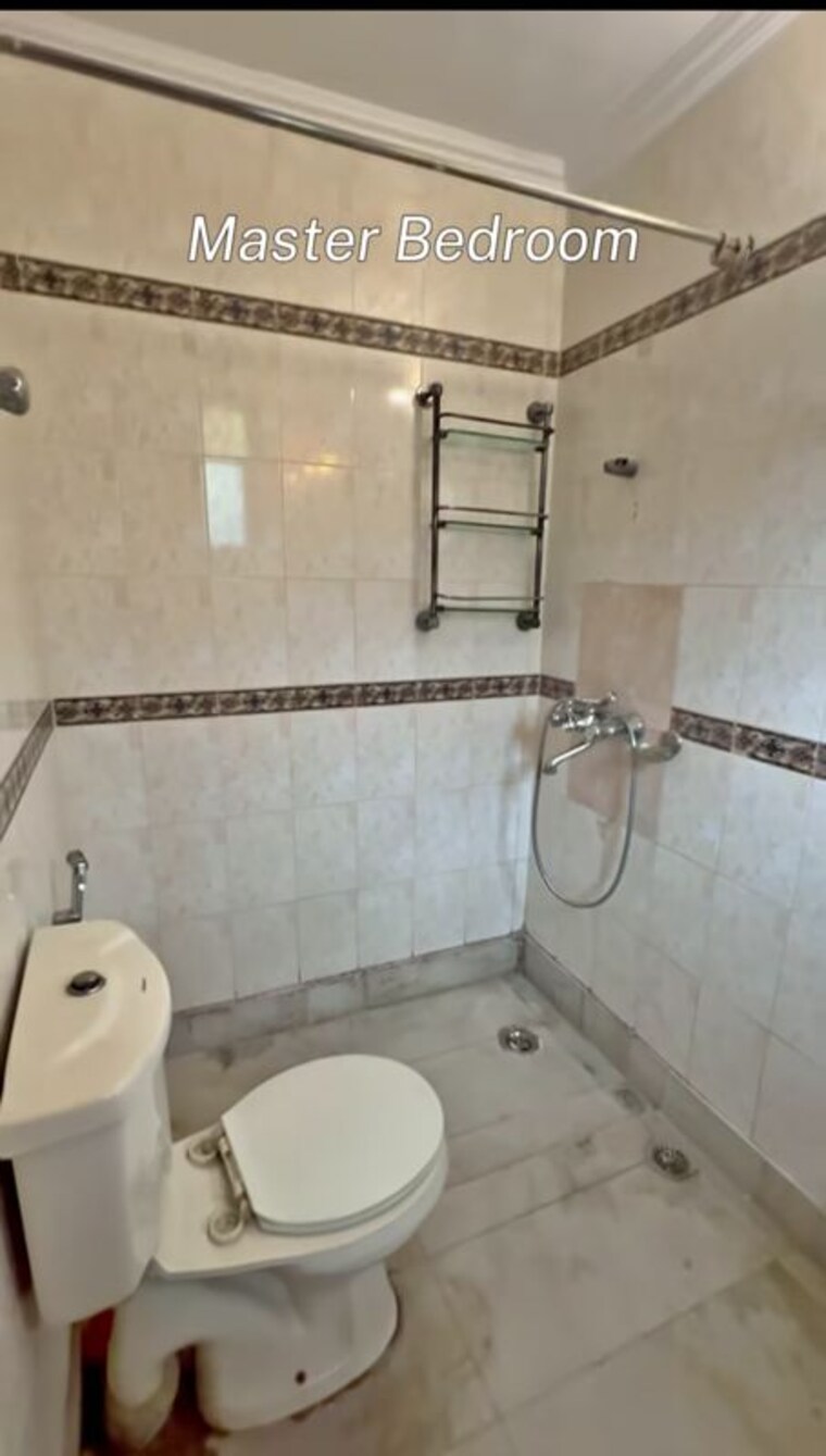 Bathroom, panchsheel enclave 4 Bedroom 380 Sq.Yd. Builder Floor In Panchsheel Enclave Delhi 10652672