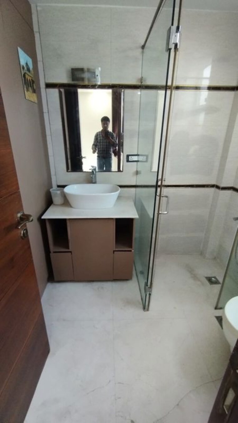 Bathroom, lajpat nagar 4 3 Bedroom 1800 Sq.Ft. Builder Floor In Lajpat Nagar 4 Delhi 10652671
