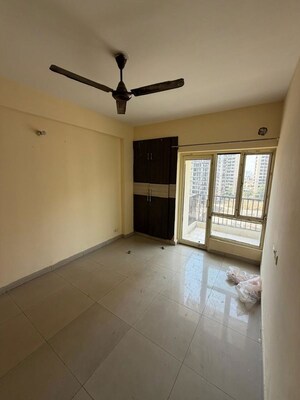 Room in 2 BHK Apartment at Nirala Greenshire, Sector 2 Greater Noida – for Rent