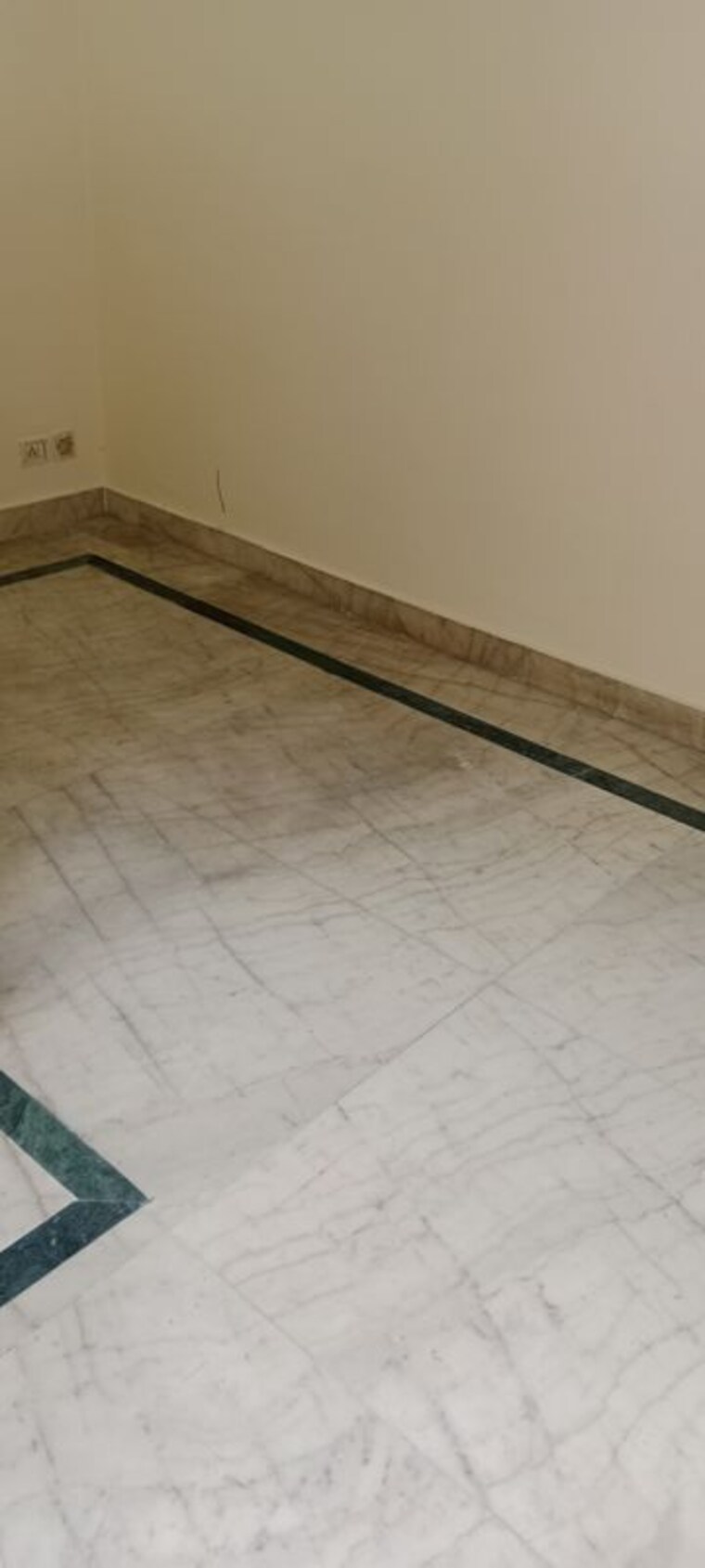 Room, east of kailash Commercial Office Space in IT/SEZ 1800 Sq.Ft. In East Of Kailash Delhi 10652699