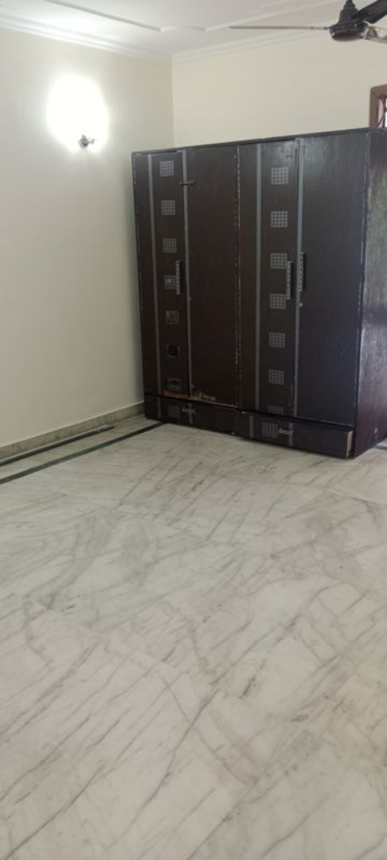 Room, east of kailash Commercial Office Space in IT/SEZ 1800 Sq.Ft. In East Of Kailash Delhi 10652699
