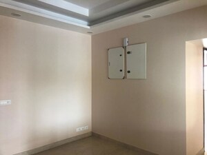 Room in 4 BHK Apartment at Vasant Vihar – for Rent
