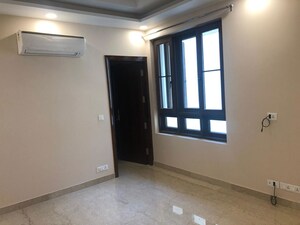Room in 4 BHK Apartment at Vasant Vihar – for Rent