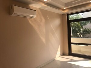 Room in 4 BHK Apartment at Vasant Vihar – for Rent