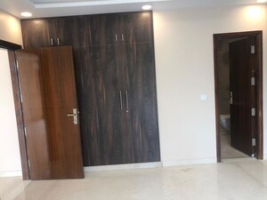 Room in 4 BHK Apartment at Vasant Vihar – for Rent