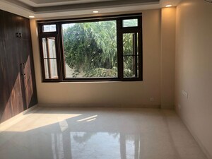 Room in 4 BHK Apartment at Vasant Vihar – for Rent