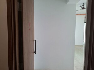 Room in 3 BHK Apartment at Kalpataru Immensa, Kolshet Road – for Rent