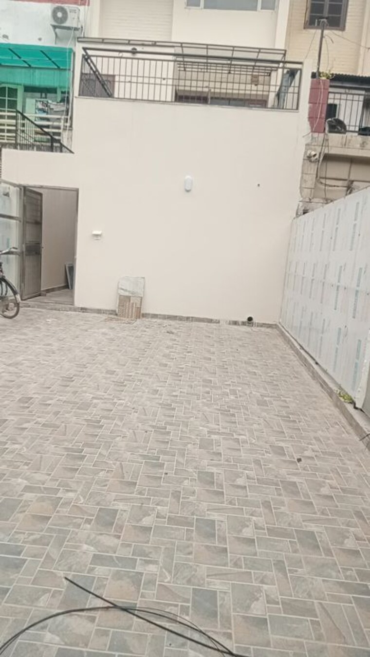 Balcony, sector 22 6+ Bedroom 1200 Sq.Ft. Independent House In Sector 22 Chandigarh 10652745
