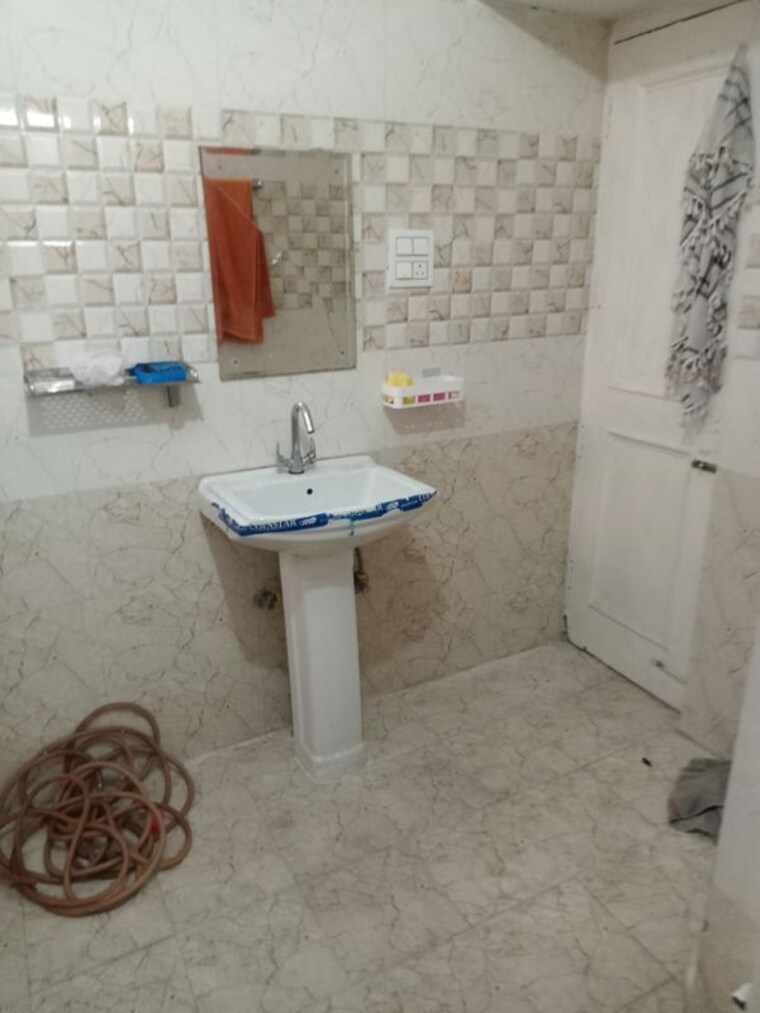Bathroom, sector 38c 1 Bedroom 1200 Sq.Ft. Independent House In Sector 38c Chandigarh 10652759