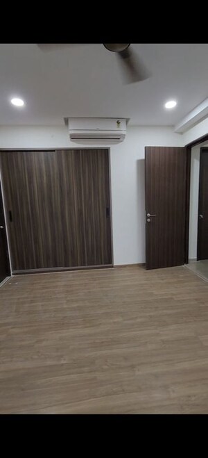 Room in 2 BHK Apartment at Embassy One Thane, Panch Pakhadi – for Rent