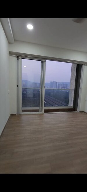 Room in 2 BHK Apartment at Embassy One Thane, Panch Pakhadi – for Rent