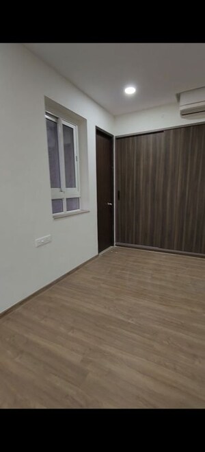 Room in 2 BHK Apartment at Embassy One Thane, Panch Pakhadi – for Rent