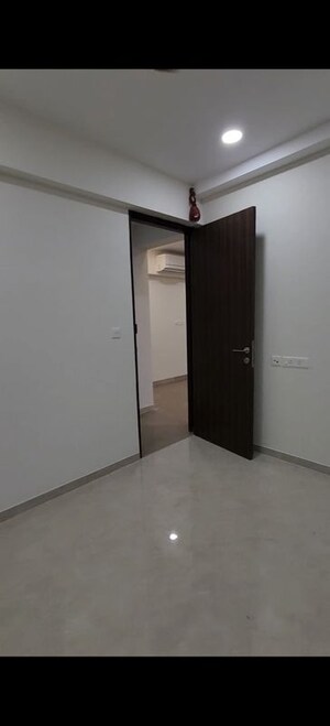 Room in 2 BHK Apartment at Embassy One Thane, Panch Pakhadi – for Rent