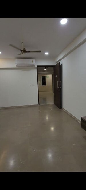 Room in 2 BHK Apartment at Embassy One Thane, Panch Pakhadi – for Rent