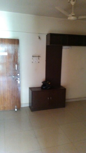 Room in 2 BHK Apartment at Mittal Silver Crescent, Kharadi – for Rent