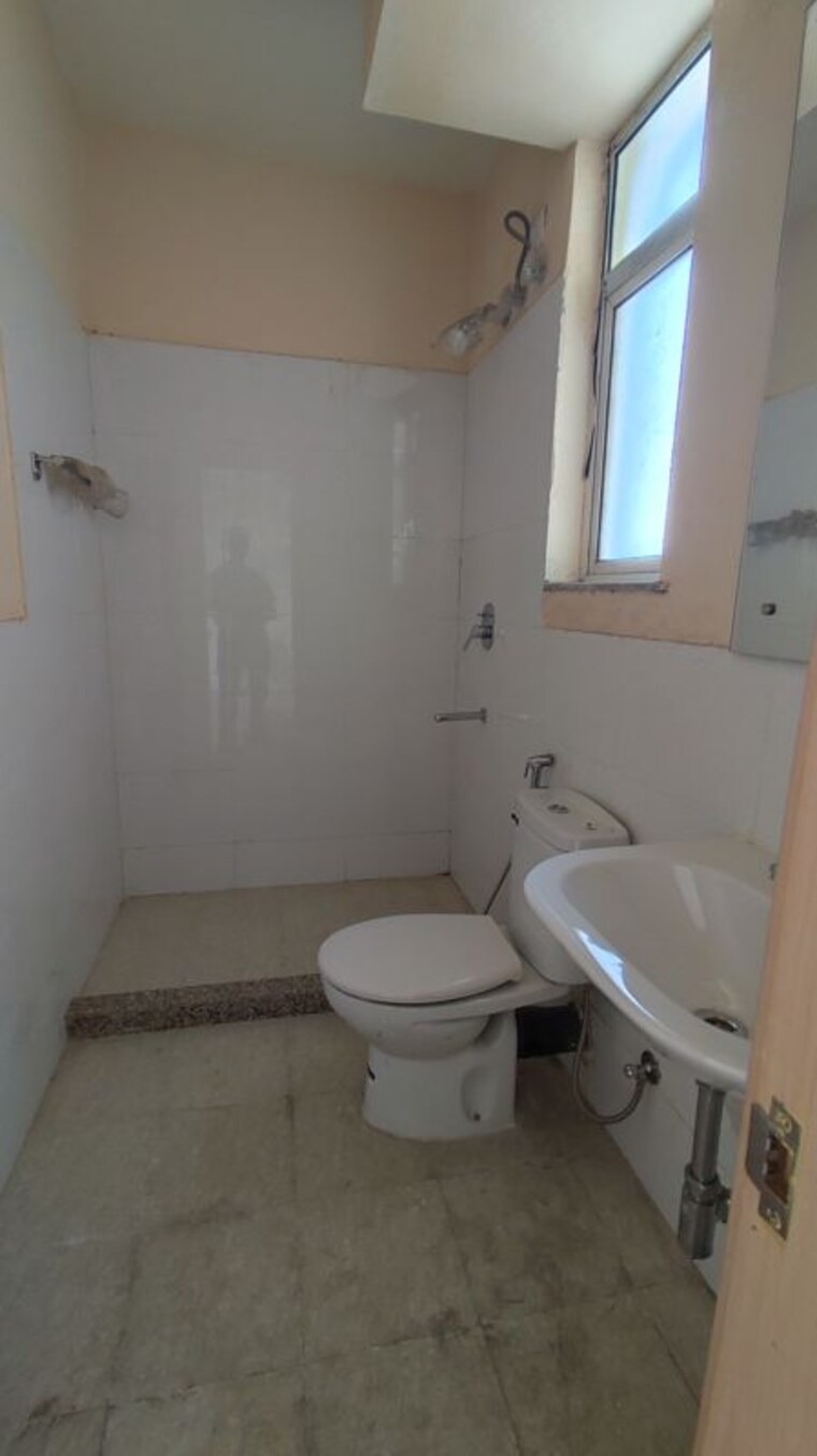 Bathroom, dlf-express-greens 3.5 Bedroom 1940 Sq.Ft. Apartment In Manesar Sector 1a Gurgaon 10423314