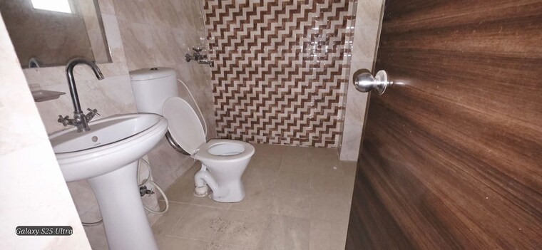 Bathroom, gaur-city-2-14th-avenue 3 Bedroom 1300 Sq.Ft. Apartment In Sector 16c Greater Noida Greater Noida 10652842