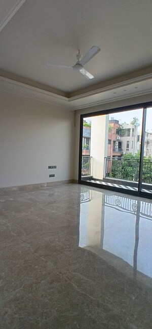 Room in 3 BHK Builder Floor at Defence Colony – for Rent
