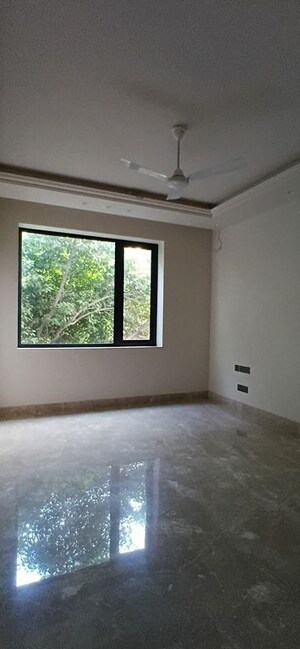 Room in 3 BHK Builder Floor at Defence Colony – for Rent