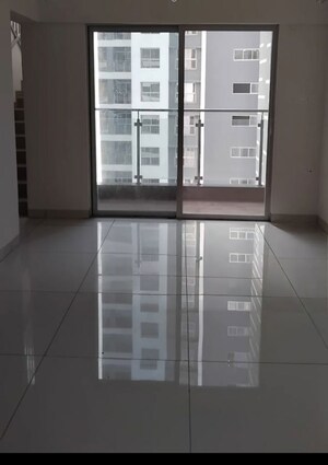 Room in 2 BHK Apartment at Gera Planet Of Joy, Kharadi – for Rent