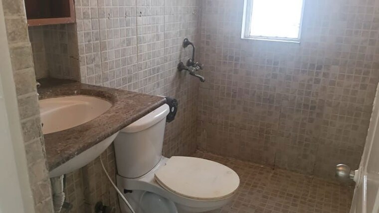 Bathroom, paras-tierea 3.5 Bedroom 1265 Sq.Ft. Apartment In Sector 137 Noida 10652931