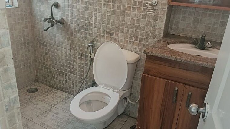 Bathroom, paras-tierea 3.5 Bedroom 1265 Sq.Ft. Apartment In Sector 137 Noida 10652931