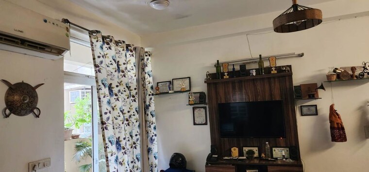 Living Room, gaur-city-2-14th-avenue 2 Bedroom 955 Sq.Ft. Apartment In Sector 16c Greater Noida Greater Noida 10652941
