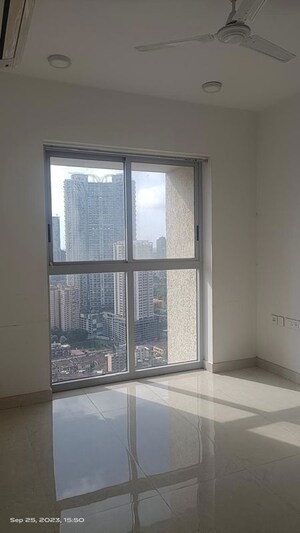 Room in 2 BHK Apartment at Lokhandwala Residency, Worli – for Rent