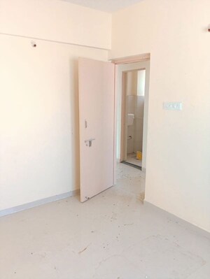Room in 2 BHK Apartment at Shirine Garden Co Operative Housing Society Ltd, Aundh – for Rent