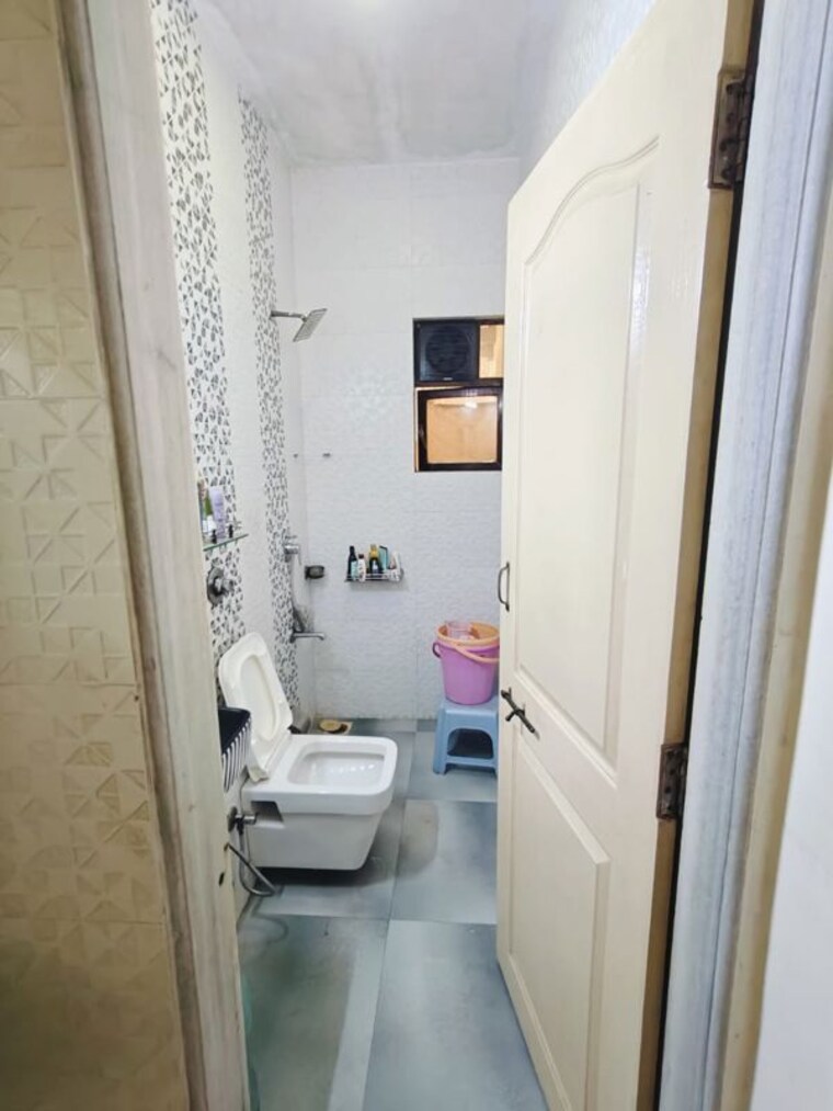 Bathroom, meera-tower 4 Bedroom 1500 Sq.Ft. Apartment In Andheri West Mumbai 10653025