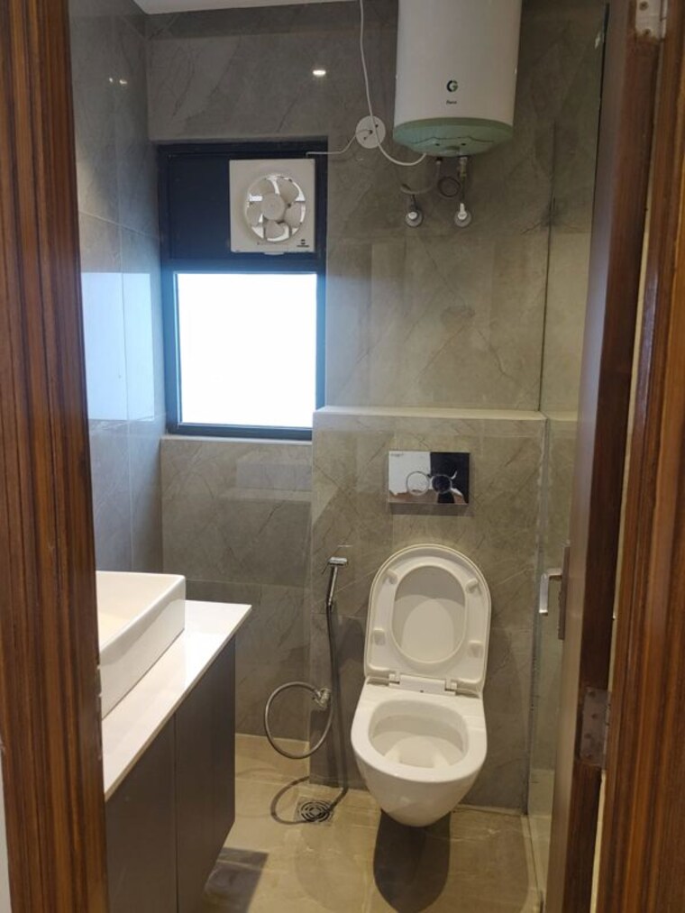 Bathroom, suncity-vatsal-valley 3 Bedroom 1430 Sq.Ft. Builder Floor In Gwal Pahari Gurgaon 10653093