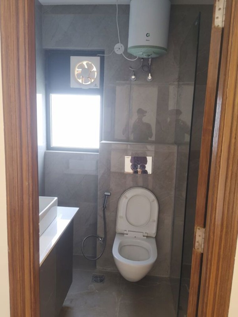 Bathroom, suncity-vatsal-valley 3 Bedroom 1430 Sq.Ft. Builder Floor In Gwal Pahari Gurgaon 10653093
