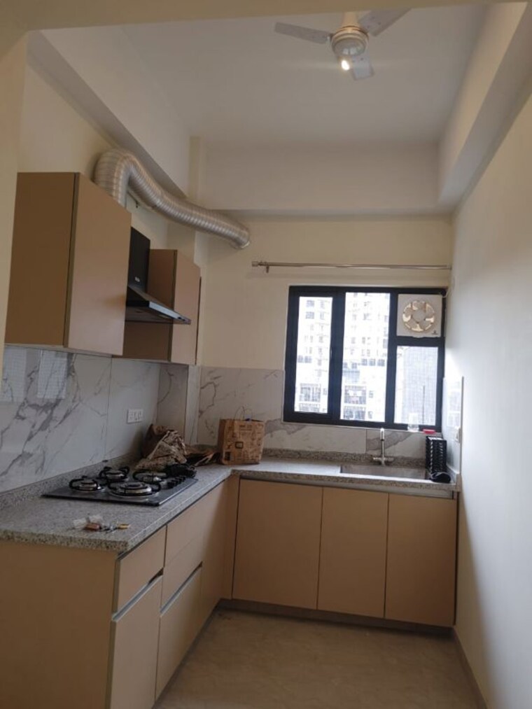 Kitchen, suncity-vatsal-valley 3 Bedroom 1430 Sq.Ft. Builder Floor In Gwal Pahari Gurgaon 10653093