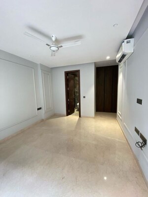 Room in 4 BHK Builder Floor at Dlf Phase iv – for Rent