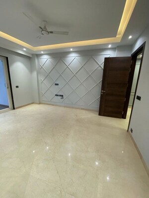 Room in 4 BHK Builder Floor at Dlf Phase iv – for Rent