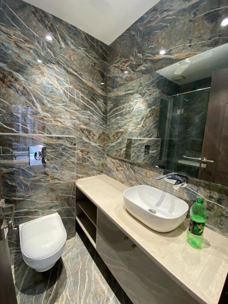Bathroom, dlf phase iv 4 Bedroom 2430 Sq.Ft. Builder Floor In Dlf Phase iv Gurgaon 10653128