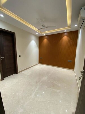 Room in 4 BHK Builder Floor at Dlf Phase iv – for Rent