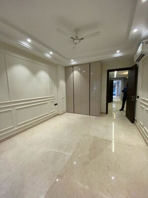 Room in 4 BHK Builder Floor at Dlf Phase iv – for Rent