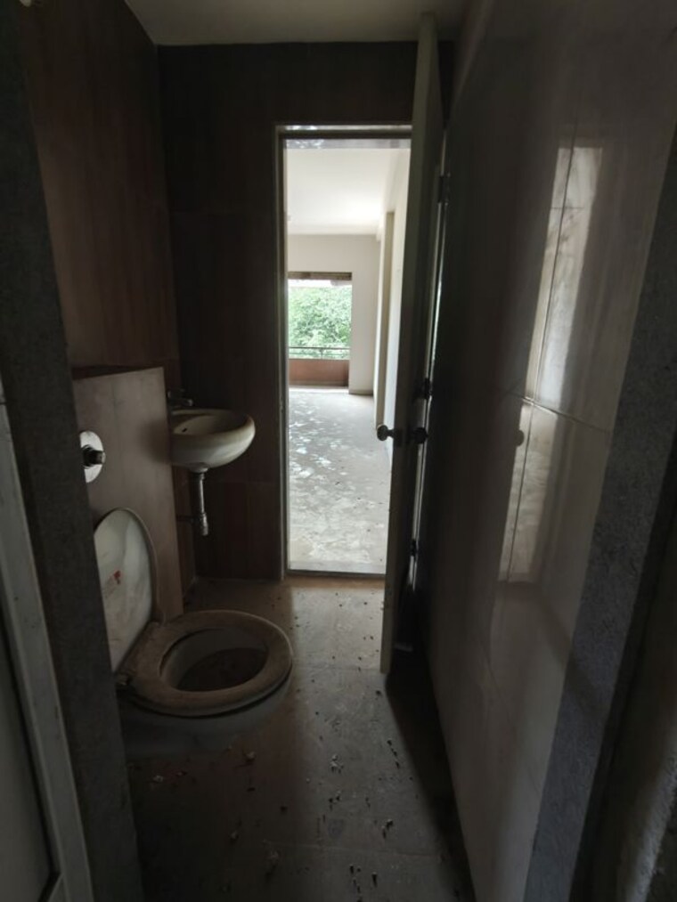 Bathroom, vijay-orovia Commercial Office Space 333 Sq.Ft. In Ghodbunder Road Thane 10653133