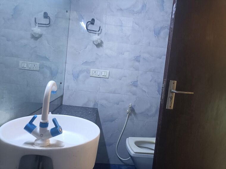 Bathroom, sector 46 4 Bedroom 250 Sq.Mt. Villa In Sector 46 Noida 10653271