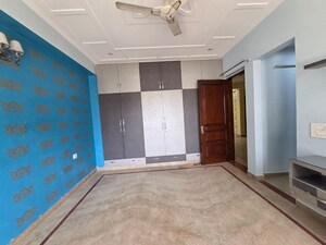 Room in 2 BHK Builder Floor at Sector 9 – for Rent