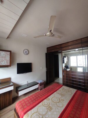 Bedroom in 3.5 BHK Apartment at Hiranandani Meadows, Manpada – for Rent