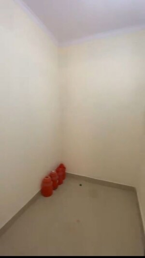 Room in 3 BHK Apartment at Amrapali Ivory Heights, Amrapali Dream Valley – for Sale