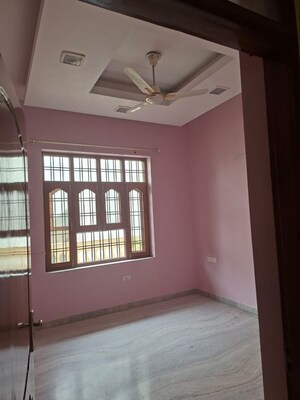 Room in 3 BHK Builder Floor at Viraj Khand – for Rent