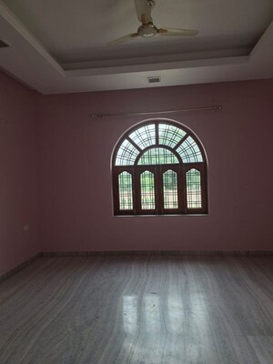 Room in 3 BHK Builder Floor at Viraj Khand – for Rent