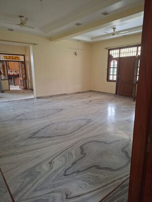 Room in 3 BHK Builder Floor at Viraj Khand – for Rent